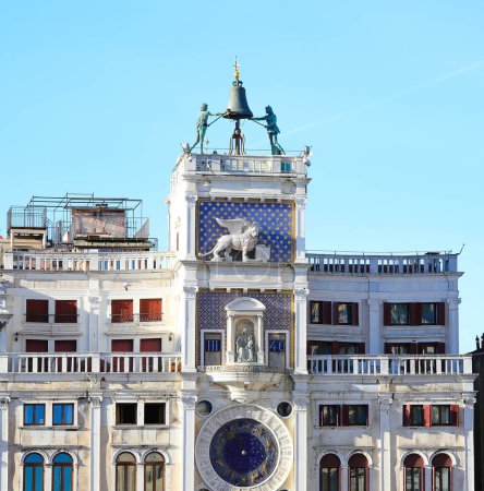 Foto de Venecia, VE, Italia - 13 de febrero de 2024: reloj Torre en la Plaza de San Marcos y estatuas llamadas Moros y campana y león alado - Imagen libre de derechos