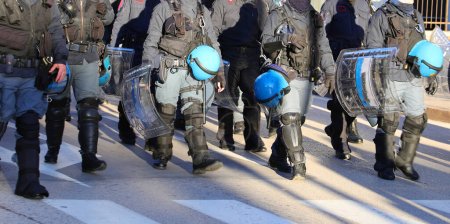 policía en equipo antidisturbios durante la manifestación de protesta con cascos y escudos