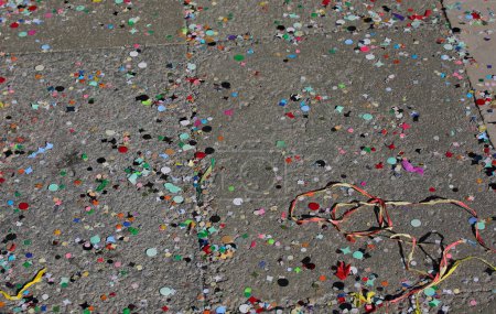 Foto de Fondo de confeti de papel muy colorido en la plaza después de la fiesta - Imagen libre de derechos