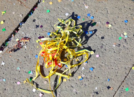 Foto de Fondo de confeti muy colorido y serpentinas de papel en la plaza después de la fiesta de carnaval - Imagen libre de derechos