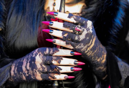 Téléchargez les photos : Longs ongles avec vernis à ongles d'une sorcière possédée pendant la fête masquée - en image libre de droit