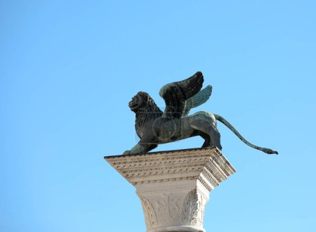 Téléchargez les photos : Statue du lion ailé de saint marque symbole de la ville de venise dans le nord de l'Italie sur la colonne - en image libre de droit