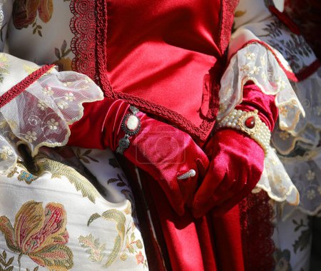Téléchargez les photos : Mains de femme avec robe historique coûteuse avec des gants rouges pendant les célébrations - en image libre de droit