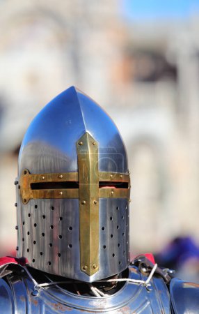 Téléchargez les photos : Chevalier médiéval avec un grand casque pour protéger sa tête - en image libre de droit
