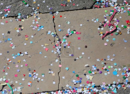 Foto de Fondo de confeti de papel muy colorido en la plaza después de la fiesta de carnaval en Venecia - Imagen libre de derechos