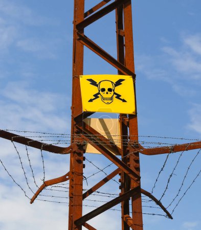 symbol of the skull with lightning on the high voltage cable indicating the danger of death