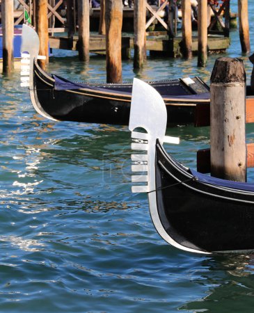 Gondola bow is comb-shaped and the six teeth represent the districts of Venice and the internally protruding tooth is Giudecca island. upper part symbolizes the  hat of Doge
