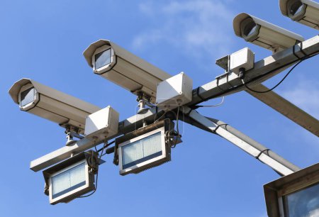 modernes hochauflösendes Kamerasystem, um Autokennzeichen zu sehen und Geschwindigkeits- und Verkehrsverstöße zu erkennen