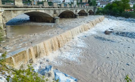 Fluss mit Schlamm verschmutzt nach sintflutartigen Regenfällen, die Schäden und Erdrutsche verursachten