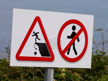grandes señales de advertencia para el peligro de caer desde una altura y la prohibición de acercarse al barranco