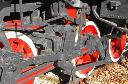 ruedas metálicas rojas y blancas de la vieja locomotora de vapor negra de un tren