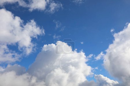 Téléchargez les photos : Fond naturel simple avec des nuages blancs dans le ciel bleu et l'espace pour écrire un message personnalisé - en image libre de droit