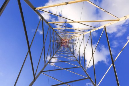 sehr hoher Mast mit Hochspannungskabeln für den Transport von Strom und weißen Wolken am blauen Himmel