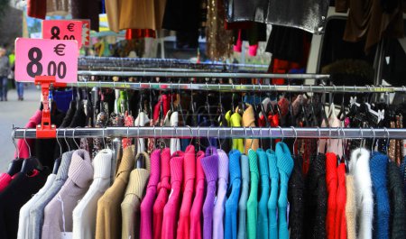 Téléchargez les photos : Étal de marché extérieur vendant des vêtements d'hiver avec étiquette de prix - en image libre de droit