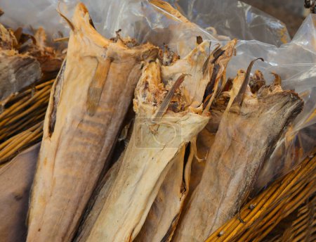 Foto de Pescado seco es un manjar popular a la venta en el mercado de pescado - Imagen libre de derechos