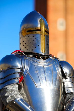 mittelalterlicher Ritter mit Stahlrüstung und großem Helm zum Schutz seines Kopfes