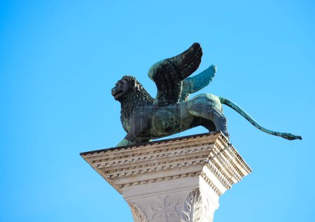 Téléchargez les photos : Venise, VE, Italie - 13 février 2024 : Lion ailé symbole de la République Sérénissime de Venise et le ciel bleu de la place Saint-Marc - en image libre de droit