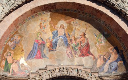 Foto de Venecia, VE, Italia - 13 de febrero de 2024: mosaico religioso en la Basílica de San Marcos y - Imagen libre de derechos