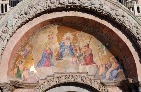 Foto de Venecia, VE, Italia - 13 de febrero de 2024: mosaico religioso con Jesús en la Basílica de San Marcos y - Imagen libre de derechos