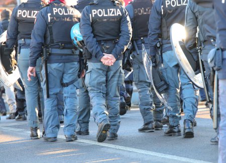 Téléchargez les photos : Vicence, VI, Italie - 20 janvier 2024 : La police italienne en tenue anti-émeute lors de la manifestation avec des casques - en image libre de droit
