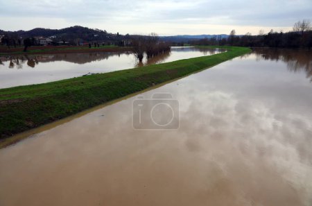 río desbordado debido a la lluvia incesante y el campo con sus campos cultivados se inundó