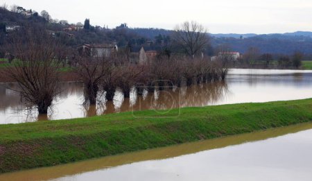 río desbordado debido a la lluvia incesante y el campo con sus campos cultivados se inundó