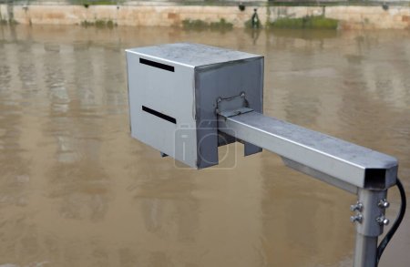 Foto de Sonda hidrométrica ultrasónica para medición del nivel del agua del río y monitoreo de la altura del agua para prevenir riesgos hidrográficos - Imagen libre de derechos