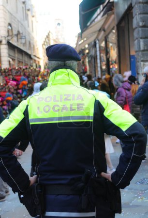 Téléchargez les photos : Ville italienne avec policier de garde avec texte sur la signification uniforme Police locale pendant la patrouille - en image libre de droit