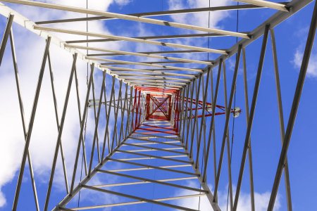 pilón con cables de alta tensión para el transporte de electricidad y nubes blancas en el cielo