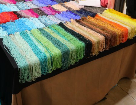 boutique de colliers avec de nombreux brins de colliers colorés de nombreuses couleurs nmany avec des perles vitreuses sur la table exposée dans la bijouterie costume