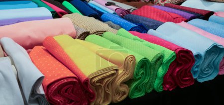 Téléchargez les photos : De nombreux tissus en coton et feutre à vendre sur le comptoir dans la boutique de couture et de draperie - en image libre de droit