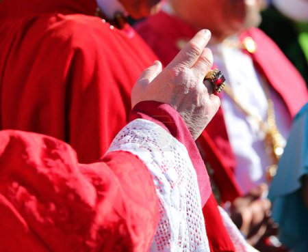Hand des Priesters mit großem Ring bei der Segnung der Gläubigen am Ende des religiösen Ereignisses während der Feiertage