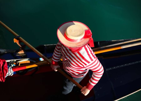 Foto de Gondolero veneciano con sombrero blanco y rojo remando en barco góndola en gran canal en Venecia en Italia en Europa - Imagen libre de derechos