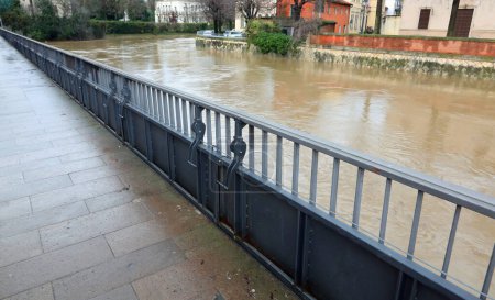 stabile Metallschottwand zur Erhöhung des Uferniveaus während des Hochwassers, um Überschwemmungen zu vermeiden