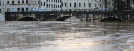 fast versunkene Bögen der Alten Brücke Ponte Pusterla in der norditalienischen Stadt Vicenza während der Überschwemmung mit dem Fluss Bacchiglione