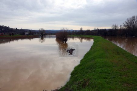 río desbordado debido a la lluvia incesante y el campo