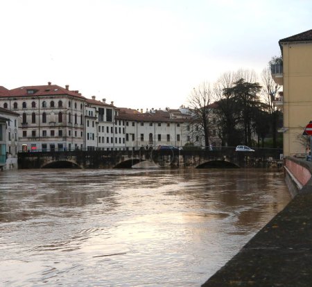 Alte Brücke Ponte Pusterla in der norditalienischen Stadt Vicenza während der Überschwemmung mit dem Fluss Bacchiglione