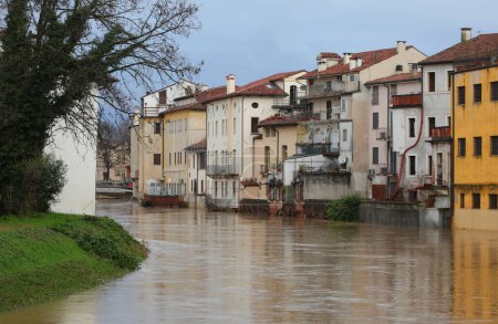 casas sumergidas por el agua durante el desbordamiento del río tras lluvias torrenciales e inundaciones