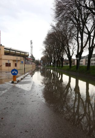 Straße der Stadt nach der Überflutung des Flusses durch sintflutartige Regenfälle und die antike Kanalisation völlig überflutet