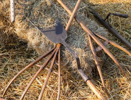 herramientas agrícolas muy antiguas utilizadas por los agricultores para mover paja y heno