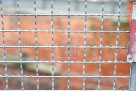 Téléchargez les photos : Grille métallique pour la protection comme barrière d'un champ de confinement - en image libre de droit