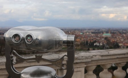 prismáticos de acero para ver la ciudad europea desde arriba desde un excelente punto panorámico