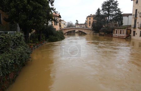 Alto nivel del agua del río llamado RETRONE en la ciudad de Vicenza durante la inundación y el viejo puente llamado Ponte SAN MICHELE