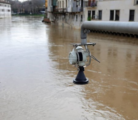 Hydrometrische Sonde mit Ultraschallsensor zur Messung des Wasserstandes des Flusses und zur Überwachung des Trends der Wasserhöhe zur Vermeidung hydrographischer Risiken