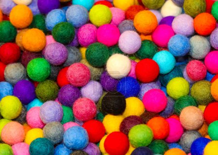fondo de bolas de colores hechos de lana hervida de varios tamaños para la venta en la tienda de hobby