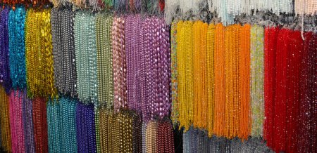 hebras de collares de vidrio de colores brillantes en muchos colores vibrantes para la venta en la tienda especializada en creaciones de joyas personalizadas