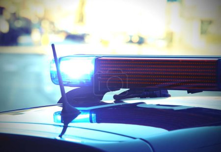 Polizeiauto-Sirene mit Blaulicht während der Straßensperrung