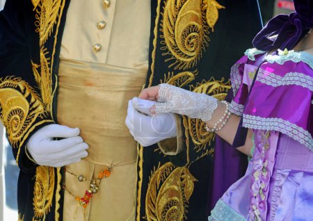 Téléchargez les photos : Noble couple aristocratique tenant la main avec des gants en costumes anciens - en image libre de droit