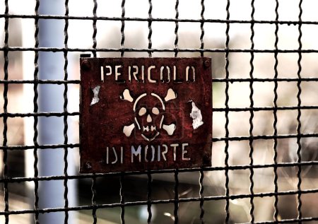 Schutzzaun des Gefahrengebietes und Schild mit dem Text PERICOLO DI MORTE, der in italienischer Sprache Todesgefahr bedeutet
