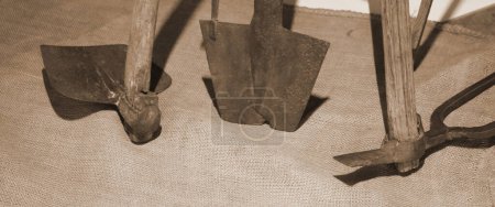 Téléchargez les photos : Vieux outils agricoles utilisés il y a longtemps par les agriculteurs à effet sépia - en image libre de droit